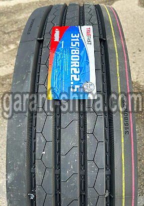 Truefast TF188 (рулевая) 315/80 R22.5 156/150M 20PR - Фото реального протектора с этикеткой вблизи